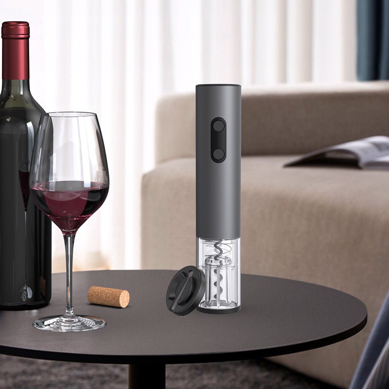 Tire bouchon électrique rechargeable noir posé sur un plan de travail moderne