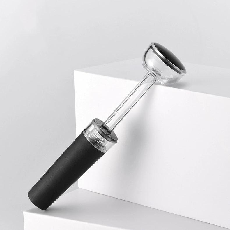 Tire-bouchon pompe à air quatre pièces avec accessoires rangés sur fond blanc