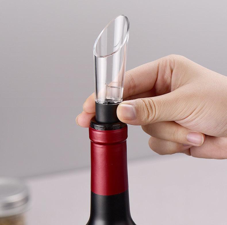 Verseur à vin avec bec verseur posé sur une table, accessoire vin indispensable pour servir