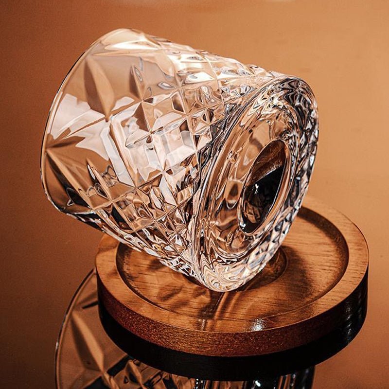 Verre à whisky en cristal avec socle épais, gros plan sur la texture et la brillance du verre