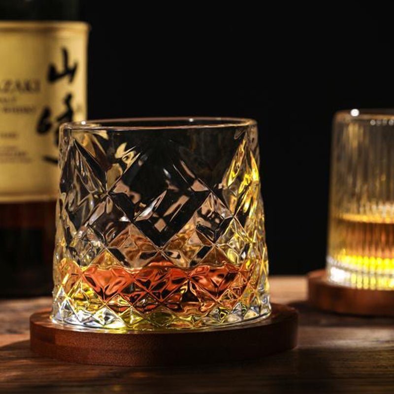 Verre à whisky en cristal transparent avec socle épais, vue de détail du pied et de la brillance