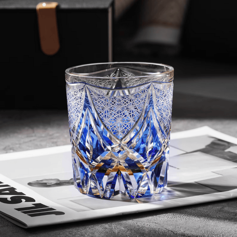 Verre à whisky en cristal bleu taillé, détail des gravures et reflets lumineux
