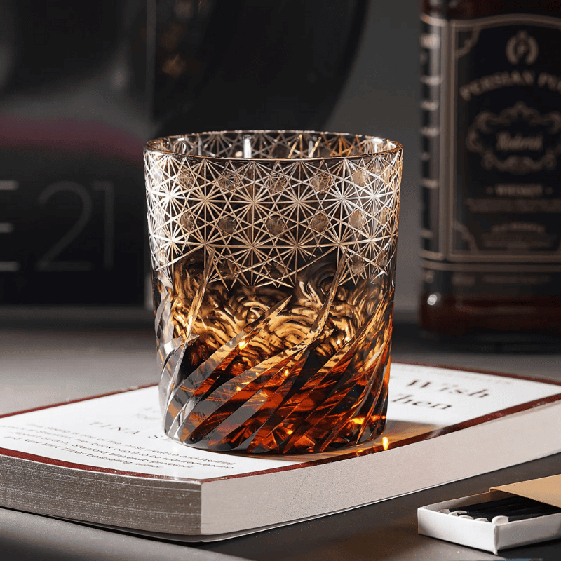 Verre à whisky en cristal brun taillé à la main, détail des facettes et de la brillance