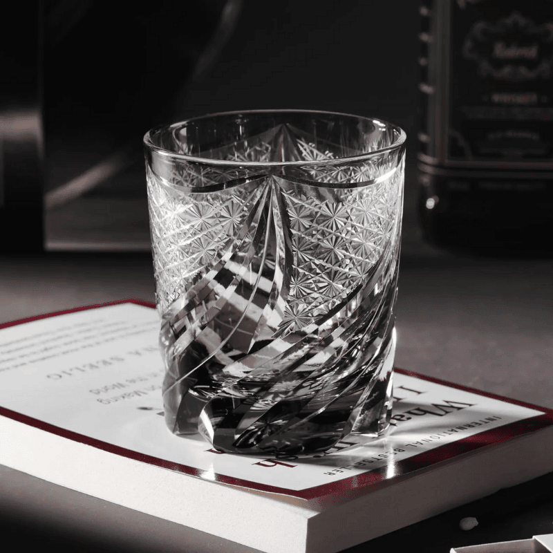 Verre à whisky en cristal gris taillé main, détail de la gravure sur la paroi du verre