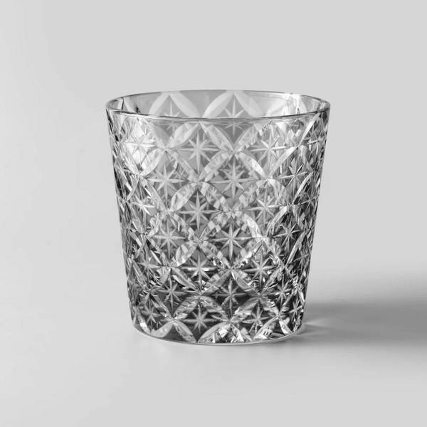 Verre à whisky en cristal taillé à la main avec motifs rétro, posé sur fond neutre