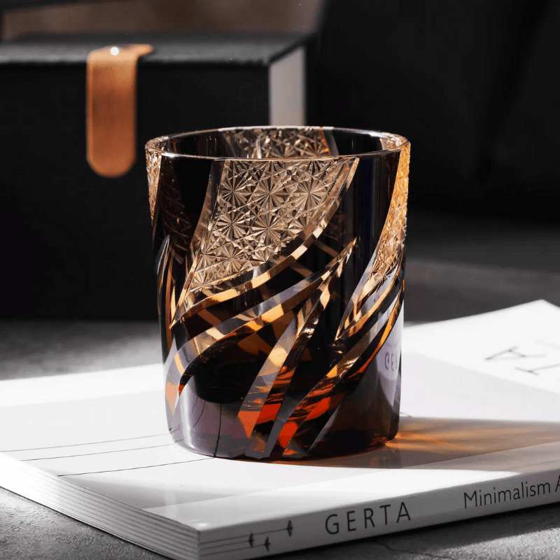Verre à whisky en cristal taillé main, détail de la gravure géométrique et reflet lumineux