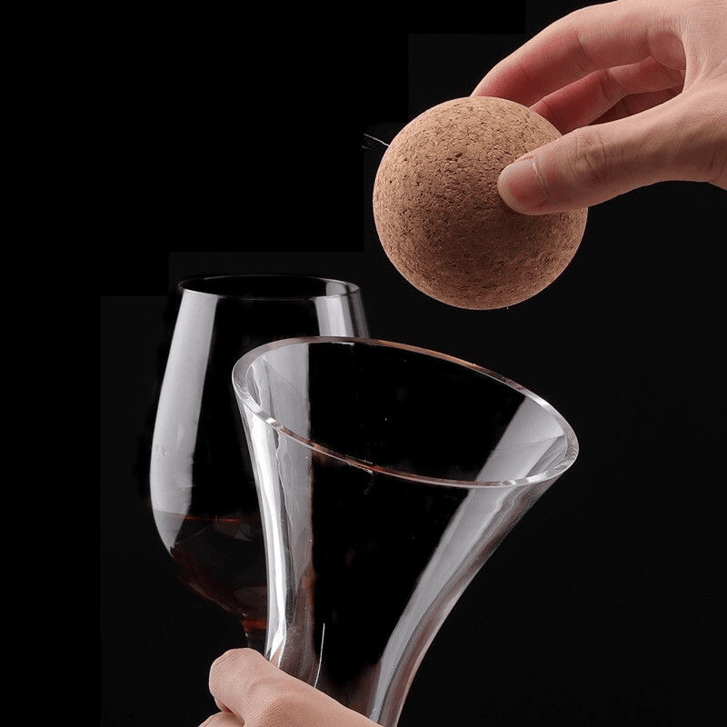 Carafe à décanter en cristal soufflé avec bouchon, vue de détail du col et du design raffiné